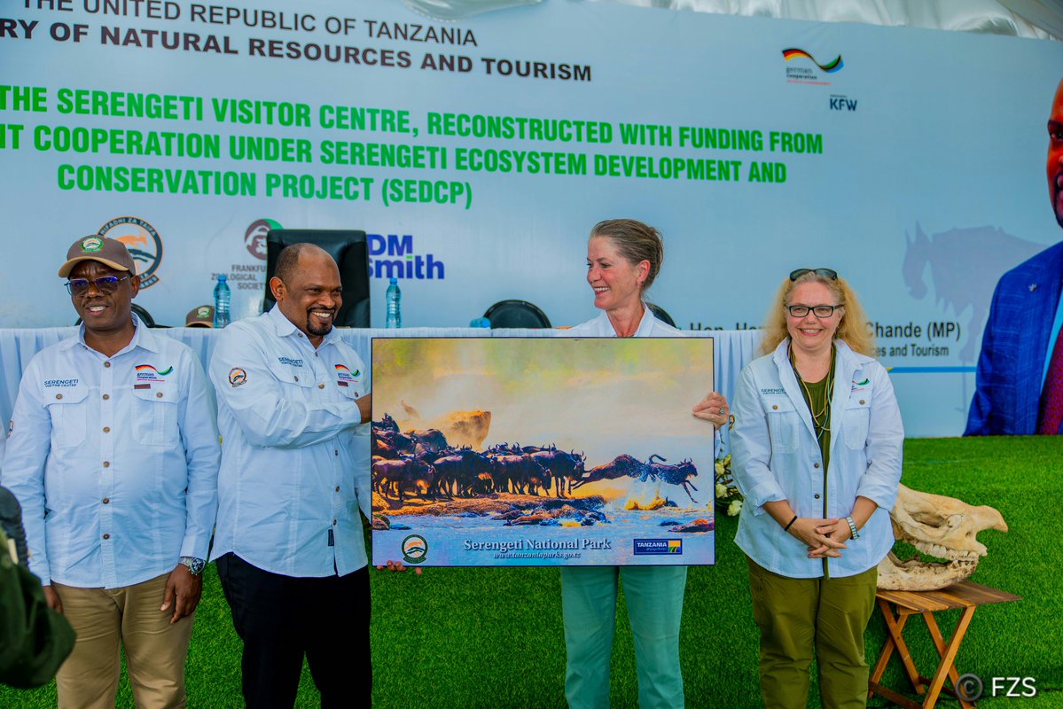 GermanyTanzania's tweet photo. 🌿 Nyumba mpya ya simulizi ya Serengeti! 🇩🇪🇹🇿

Ujerumani na Tanzania wamezindua Kituo kipya cha Taarifa kwa Wageni cha Serengeti huko Seronera.

Kwa msaada wa Ujerumani wa TZS bilioni 3.9, Kituo kinaeleza hadithi ya wanyamapori, historia, uhamaji na uhifadhi. 🌍🐘 https://t.co/MpvmQDFDAk