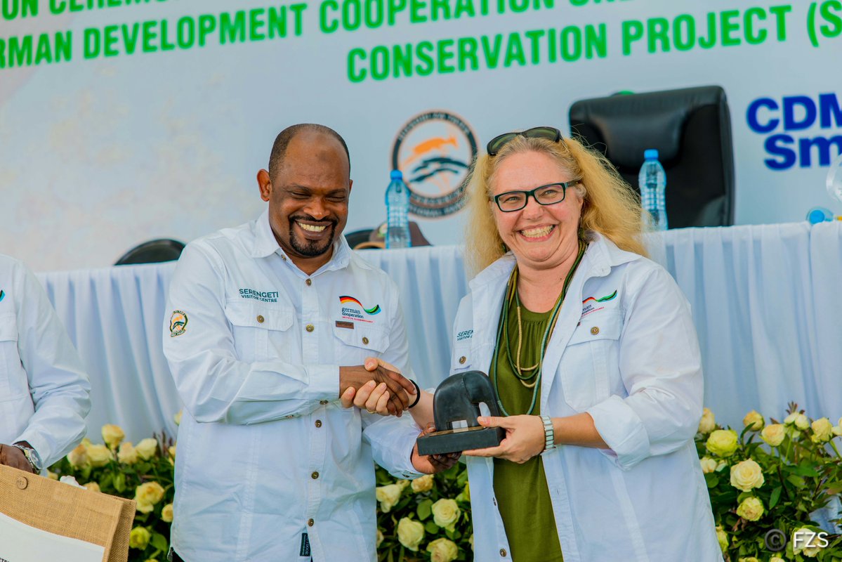 GermanyTanzania's tweet photo. 🌿 Nyumba mpya ya simulizi ya Serengeti! 🇩🇪🇹🇿

Ujerumani na Tanzania wamezindua Kituo kipya cha Taarifa kwa Wageni cha Serengeti huko Seronera.

Kwa msaada wa Ujerumani wa TZS bilioni 3.9, Kituo kinaeleza hadithi ya wanyamapori, historia, uhamaji na uhifadhi. 🌍🐘 https://t.co/MpvmQDFDAk