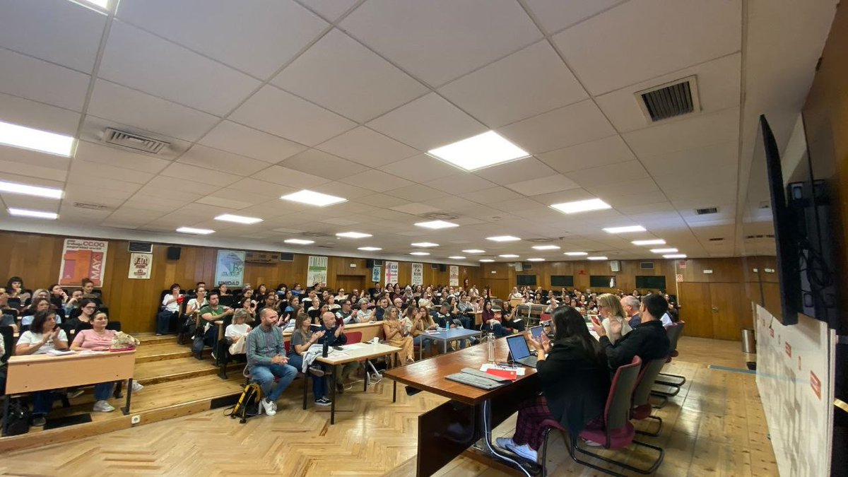 CCOOSanidadMad's tweet photo. 📢 Lleno absoluto en la asamblea del sector de la Sanidad Privada de nuestra federación  

🗣️ Analizando la situación actual del sector y los retos que tenemos por delante, entre ellos la denuncia del Convenio. 

 🤝 Gracias a nuestro secretario general, Mariano Martín-Maestro, por acompañarnos hoy en la asamblea.

✒️Además, seguimos recogiendo firmas para la ILP por una #ViviendaDigna 

#CCOOSeMueve #SanidadPrivada

@zupo21 @sanitarioccoo @monicaccoo