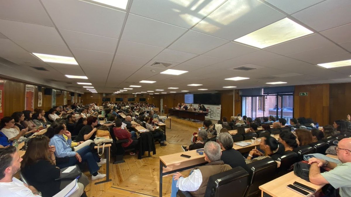 CCOOSanidadMad's tweet photo. 📢 Lleno absoluto en la asamblea del sector de la Sanidad Privada de nuestra federación  

🗣️ Analizando la situación actual del sector y los retos que tenemos por delante, entre ellos la denuncia del Convenio. 

 🤝 Gracias a nuestro secretario general, Mariano Martín-Maestro, por acompañarnos hoy en la asamblea.

✒️Además, seguimos recogiendo firmas para la ILP por una #ViviendaDigna 

#CCOOSeMueve #SanidadPrivada

@zupo21 @sanitarioccoo @monicaccoo