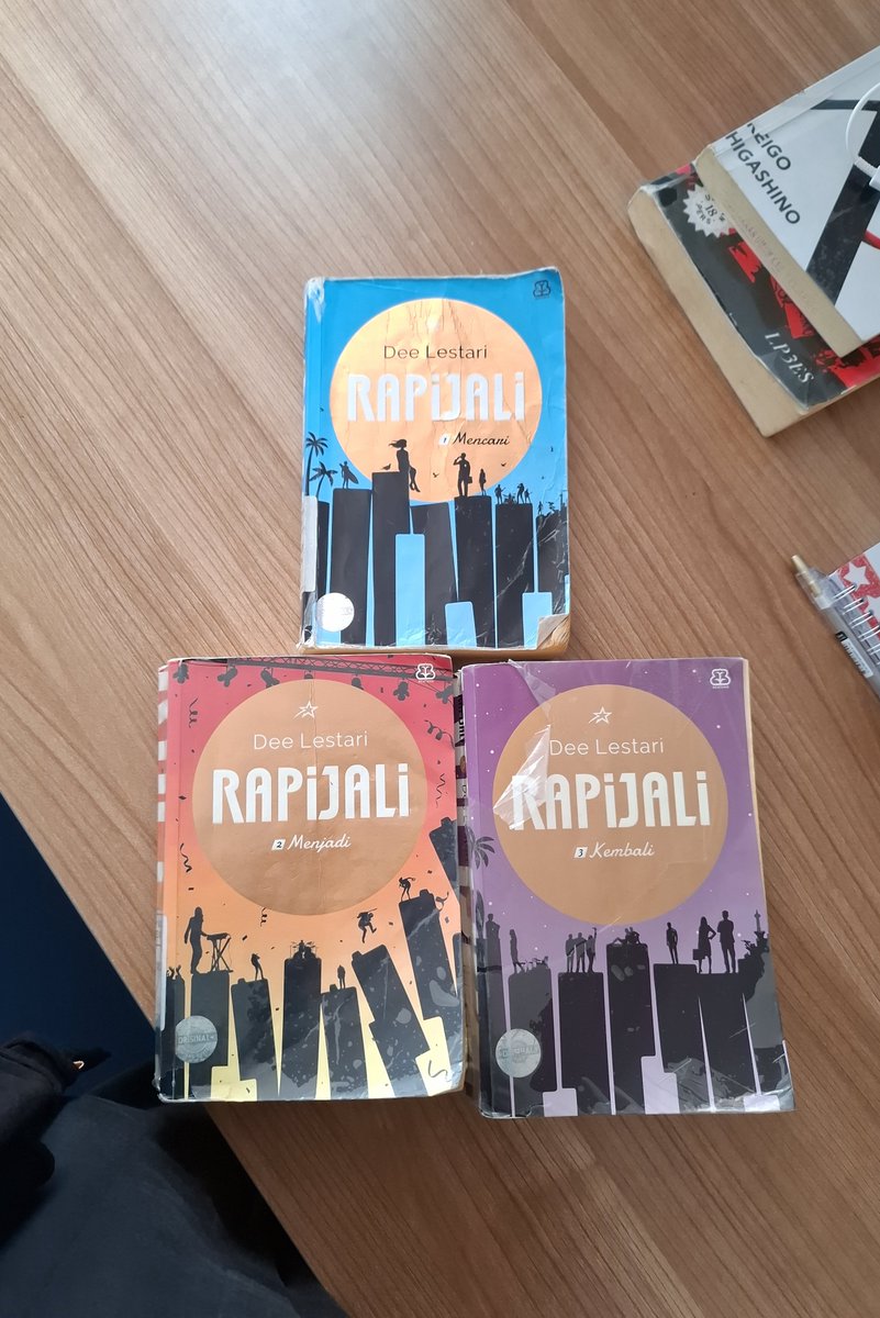 saturnismycode's tweet photo. Manusia gabut ini berhasil menyelesaikan series Rapijali dalam 2 hari wkwkwk
*tepuktangandulubuatgw https://t.co/AYRjBfZhtX
