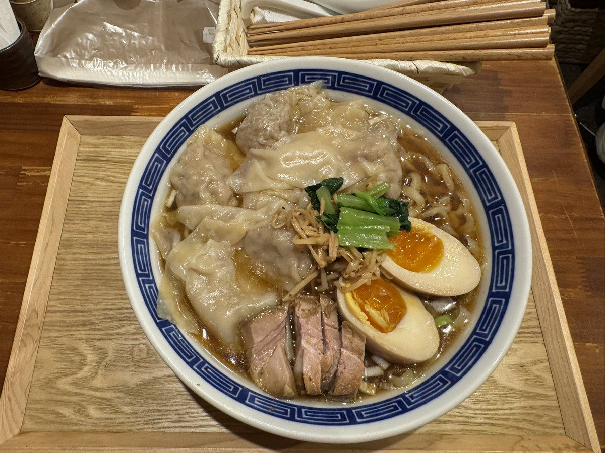 Reinigung_Nobuo's tweet photo. 東村山市栄町(久米川)＠純手打ちさんや食堂

[ワンタン麺大盛り味玉トッピング]
清湯醤油スープは､コクがあり､手打ちの縮れ麺との相性が抜群👍🏻
ワンタンは､大きくプリプリで餡がたっぷり入っていて旨い😋
味玉も濃厚で､黄身がとろ〜りしていて､凄く美味しい🥰
全体的にバランスが良い一杯です｡😋 https://t.co/iJgZFqVixB