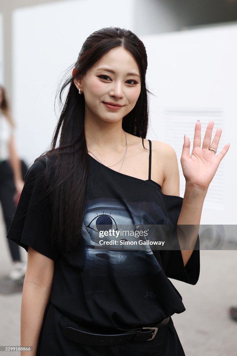godmitzu's tweet photo. TZUYU IN ANOTHER NEW OUTFIT FOR SINGAPORE GRAND PRIX https://t.co/NkFOWBvdzi