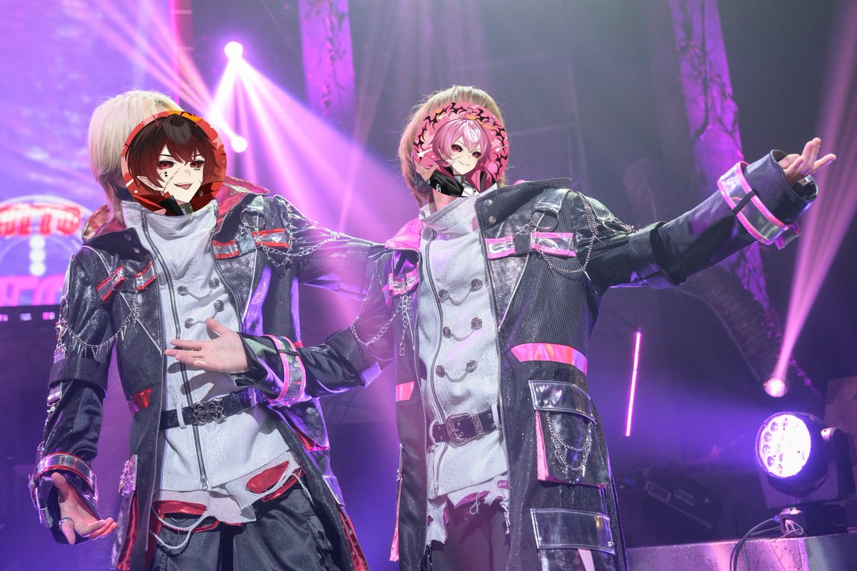 ketchup_N2's tweet photo. 大阪ライブでテンション上がりすぎて、あっちゃんのとこまで手を広げるボクと、突然暴れ出すボクに困惑するあっちゃんあげます。ボクが主役だ。Rise infinite____. https://t.co/ikvMbhZKyW