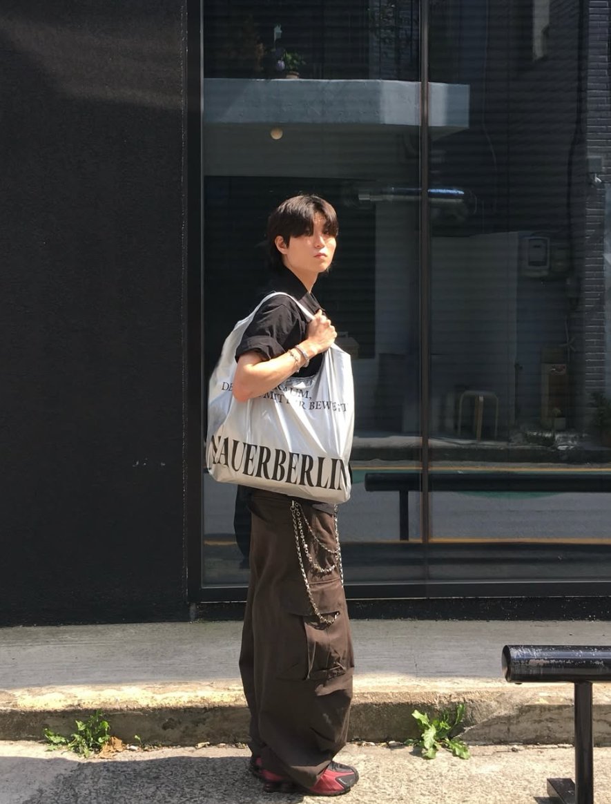 mauerberlin_'s tweet photo. 사이즈가 넉넉해서 넣고 싶은 거 다 넣을 수 있음 !! 보부상들한테 추천함. 👍👍
The size is generous, so you can put in whatever you want. Recommended for peddlers !

MAUER BERLIN MIT BAG - SILVER https://t.co/ovAu3WIj0e