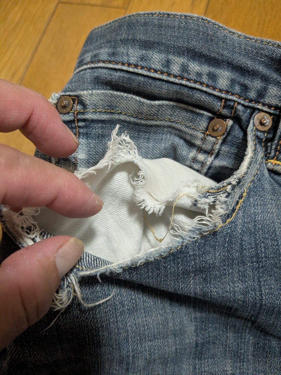 hiroshi_ap2's tweet photo. 20年前に買うたジーンズ👖
とうとうポケットが裂けました😁 https://t.co/6r8dgKYaF7