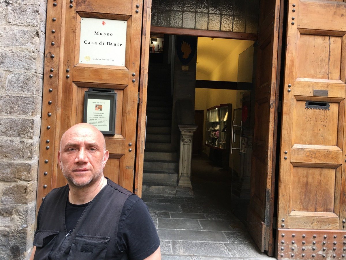 ErtanOzyigit's tweet photo. Floransa'da Dante Müzesi'nde, Dante'nin maskesiyle yüz yüze geldim.
Cehennem'i, Araf'ı ve Cennet'i kelimelerle anlatan bir şairin sessiz yüzü...
Aradan yedi asır geçti, ama sorduğu soru hâlâ bizimle: Ölüm bir son mu, yoksa asıl yolculuğun başlangıcı mı?
Dante Alighieri'nin hayatı boyunca büyük bir aşkla bağlandığı ve yazdığı İlahi Komedya (La Commedia) destanı, eserlerinde ölümsüzleştirdiği ilham perisi Beatrice'in izinde...