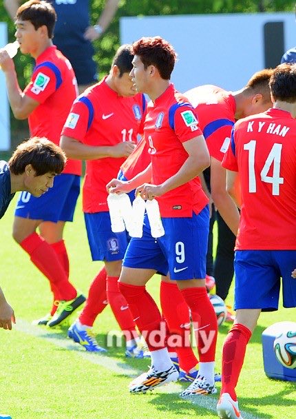 sson_way's tweet photo. 손흥민 막내때 선배들 축구화 닦고 물셔틀한거
지금 후배들이 하면 개꼰대라고 오만데서 까글 올라오고 오억개 기사 올라올건데 이거 다 없애줫더니 이젠 리더십 없다고 주장직 내놓으라고 빼액질이네 ㅅㅂㅋㅋㅋ 이유가 아컵때부터 후배들은 설사 쳐뿌리고 다는데 안닦아줫다고임 너네들 몇살이세요? https://t.co/4YTYNmHUEc