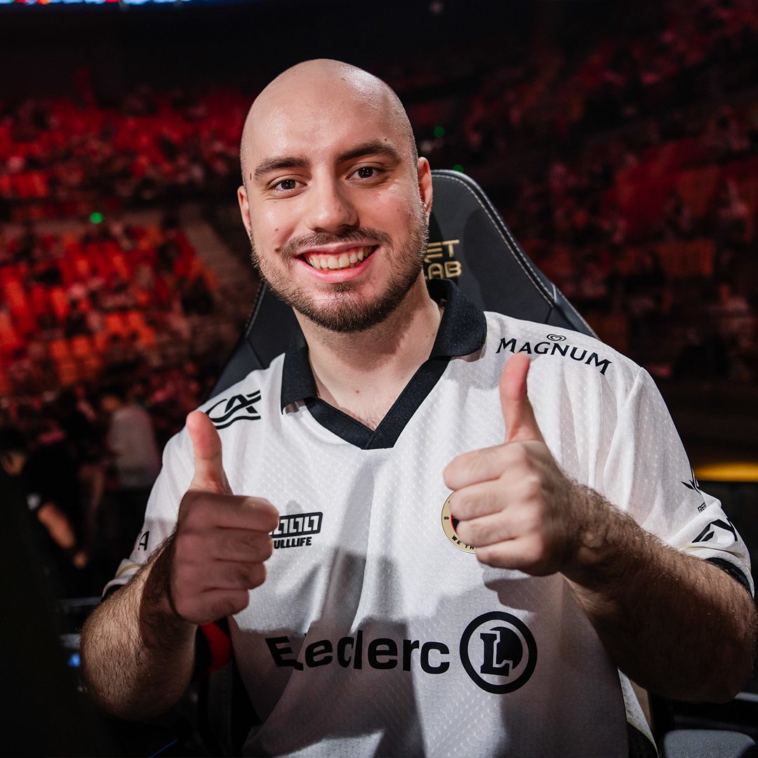 TeamVitalityVAL's tweet photo. 4 signs that it's a good day to be Vitality Valorant fan:

- Derke Two thumbs up
- Pal and Jamppi Chest Bump
- PROFEK standing up
- Sayonara smiling 😐 https://t.co/cfqgGqH51E