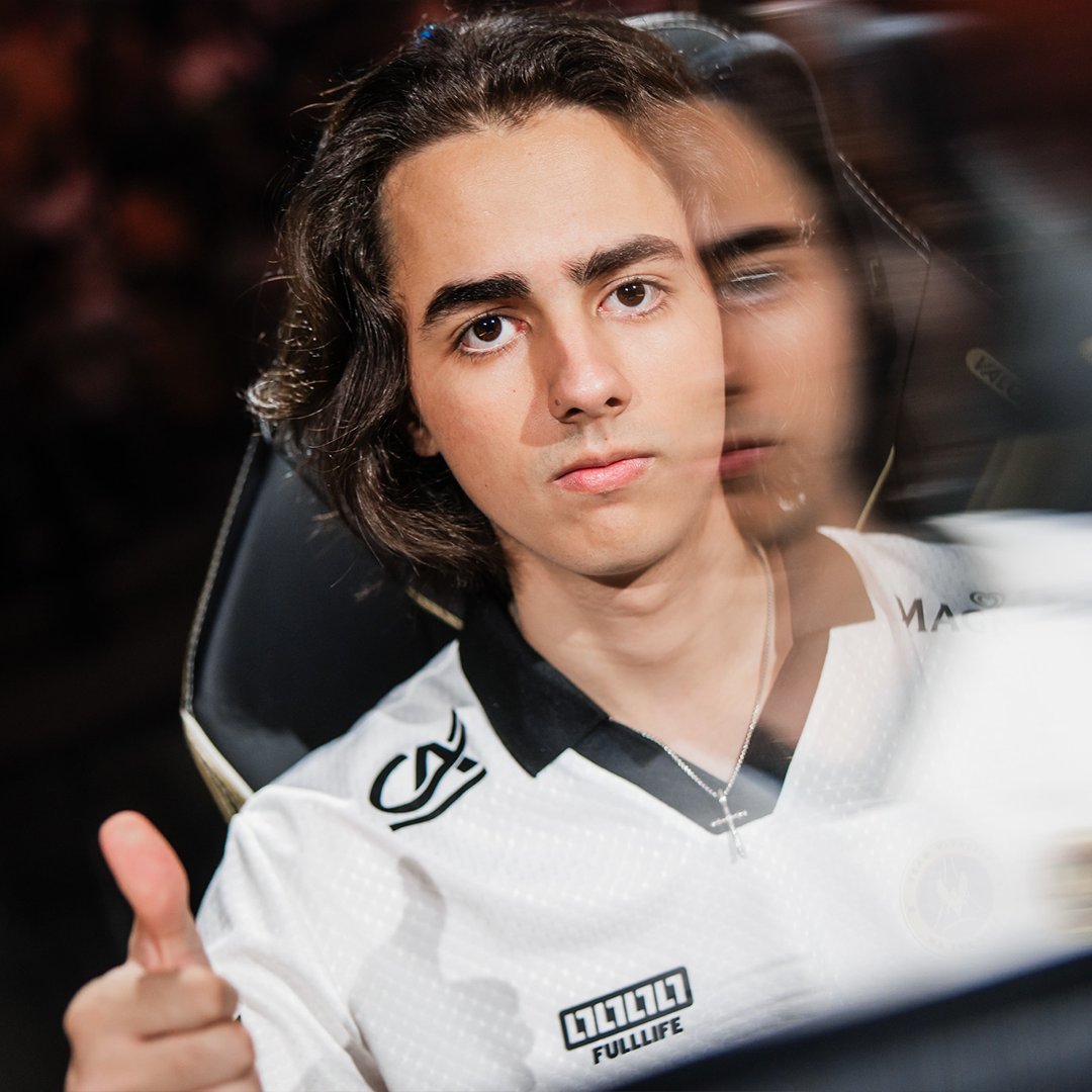 TeamVitalityVAL's tweet photo. 4 signs that it's a good day to be Vitality Valorant fan:

- Derke Two thumbs up
- Pal and Jamppi Chest Bump
- PROFEK standing up
- Sayonara smiling 😐 https://t.co/cfqgGqH51E