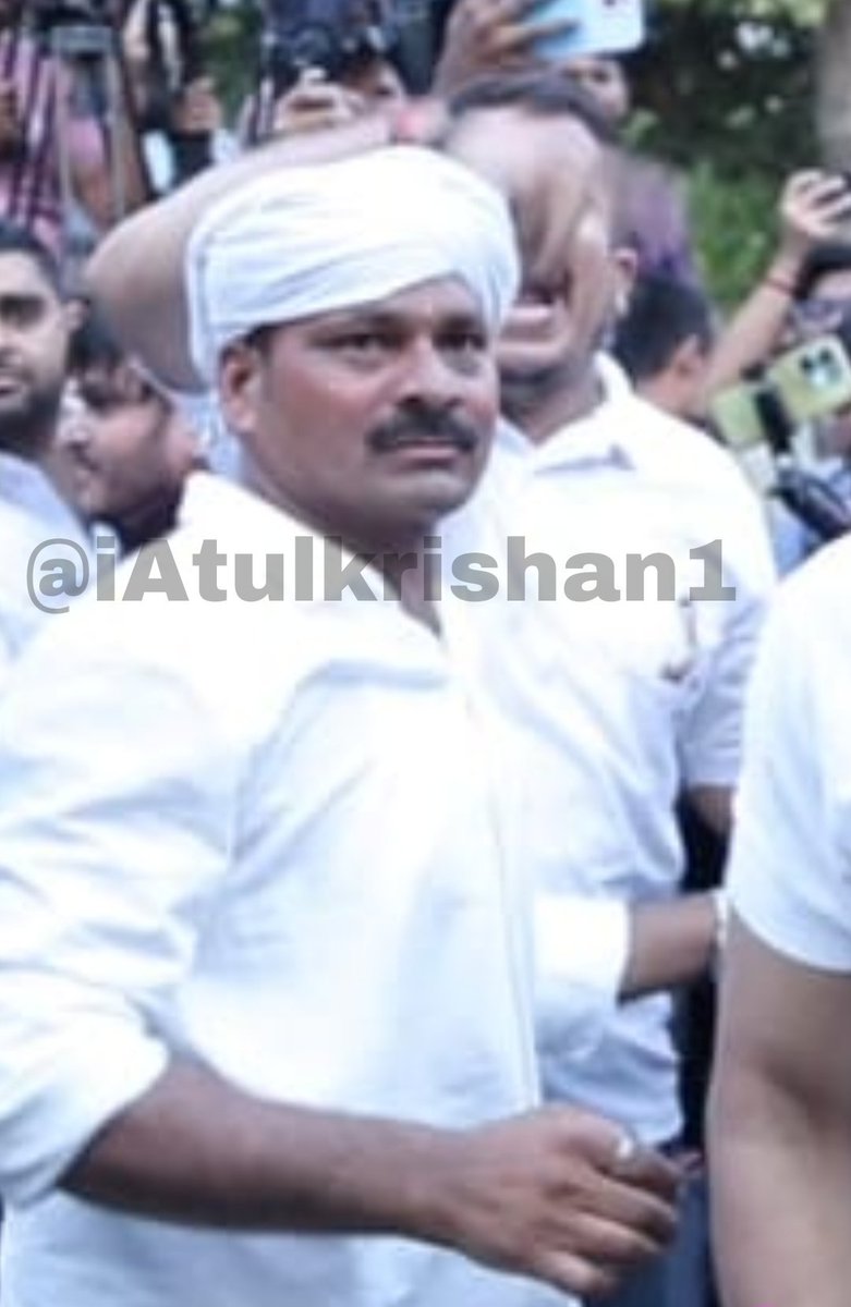 KreatelyMedia's tweet photo. This man tried to lynch a delhi police official yesterday.

Help @DelhiPolice to find him. https://t.co/zSqslTTAaa