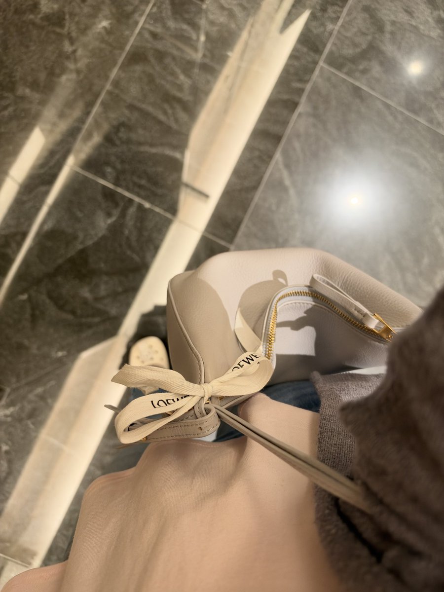 liciacheong's tweet photo. finally made some effort this morning to match a bag to my outfit and i was too lazy to keep the ribbon that dropped out, turned out to b pretty cute tied like that https://t.co/b9CteDze0N
