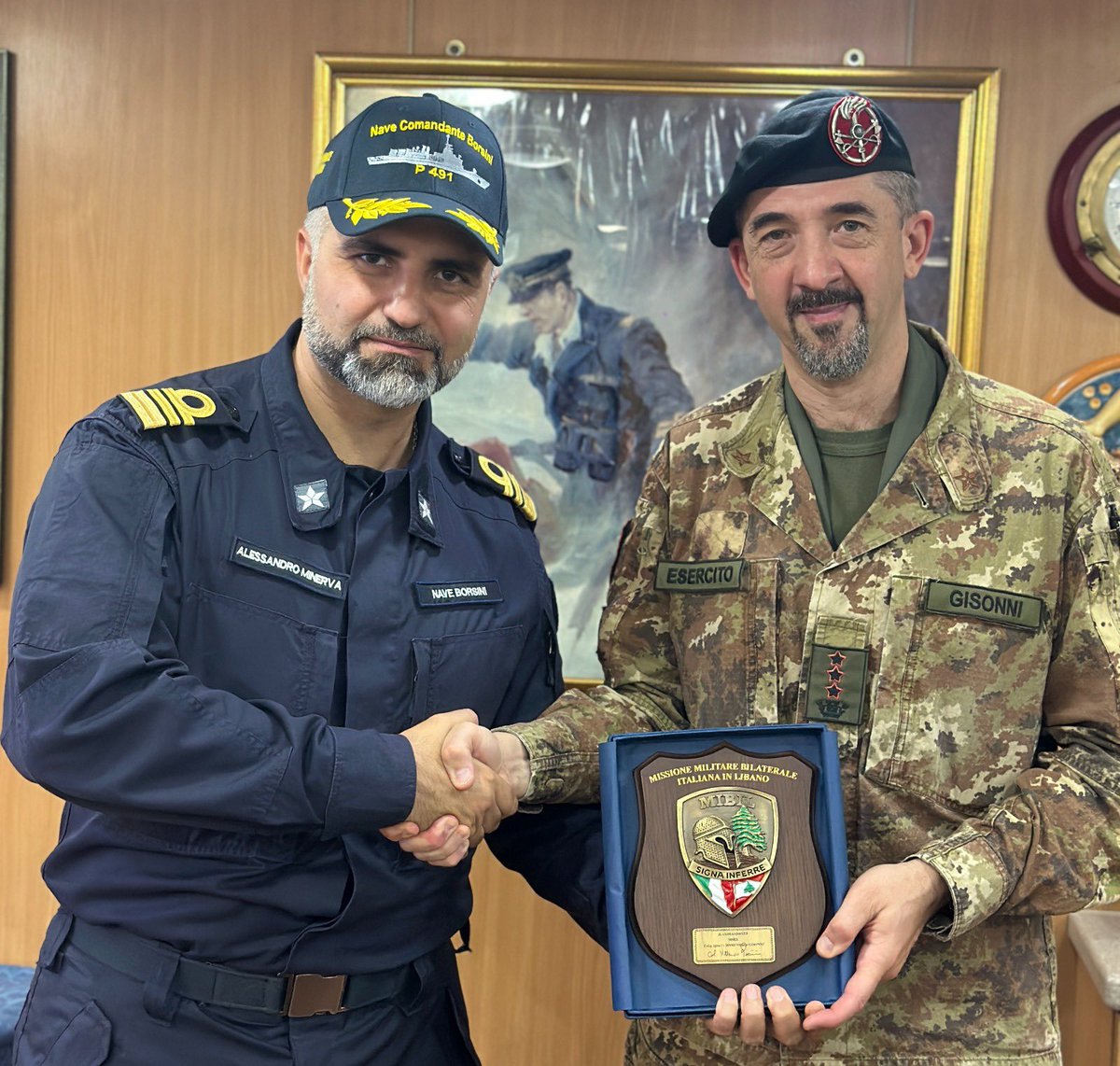 ItalianNavy's tweet photo. Nell’ambito della sosta a #Beirut, Nave #ComandanteBorsini, impegnata nell’Operazione #MediterraneoSicuro ha ricevuto a bordo S.E. Ambasciatore d’Italia in Libano Fabrizio Marcelli.

L’incontro ha costituito una preziosa occasione per mostrare la vicinanza delle Istituzioni e della Comunità Italiana in Libano all’Equipaggio dell’Unità della #MarinaMilitare. 

#IlGrandeEquipaggio