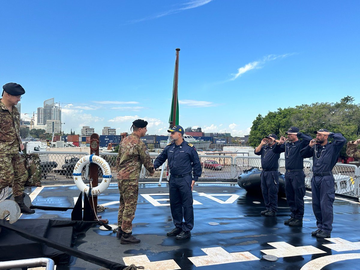 ItalianNavy's tweet photo. Nell’ambito della sosta a #Beirut, Nave #ComandanteBorsini, impegnata nell’Operazione #MediterraneoSicuro ha ricevuto a bordo S.E. Ambasciatore d’Italia in Libano Fabrizio Marcelli.

L’incontro ha costituito una preziosa occasione per mostrare la vicinanza delle Istituzioni e della Comunità Italiana in Libano all’Equipaggio dell’Unità della #MarinaMilitare. 

#IlGrandeEquipaggio