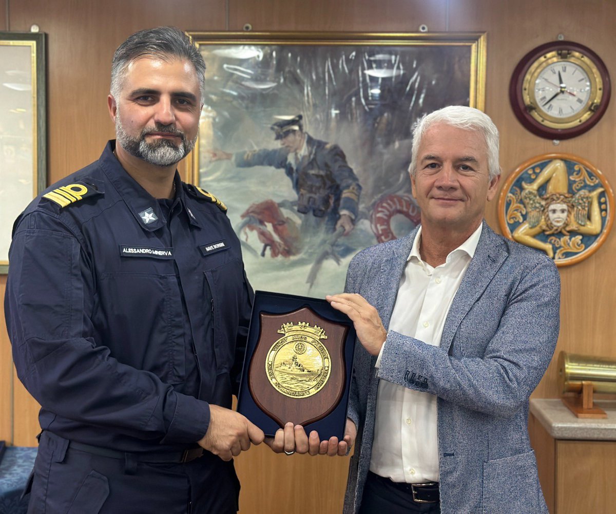 ItalianNavy's tweet photo. Nell’ambito della sosta a #Beirut, Nave #ComandanteBorsini, impegnata nell’Operazione #MediterraneoSicuro ha ricevuto a bordo S.E. Ambasciatore d’Italia in Libano Fabrizio Marcelli.

L’incontro ha costituito una preziosa occasione per mostrare la vicinanza delle Istituzioni e della Comunità Italiana in Libano all’Equipaggio dell’Unità della #MarinaMilitare. 

#IlGrandeEquipaggio