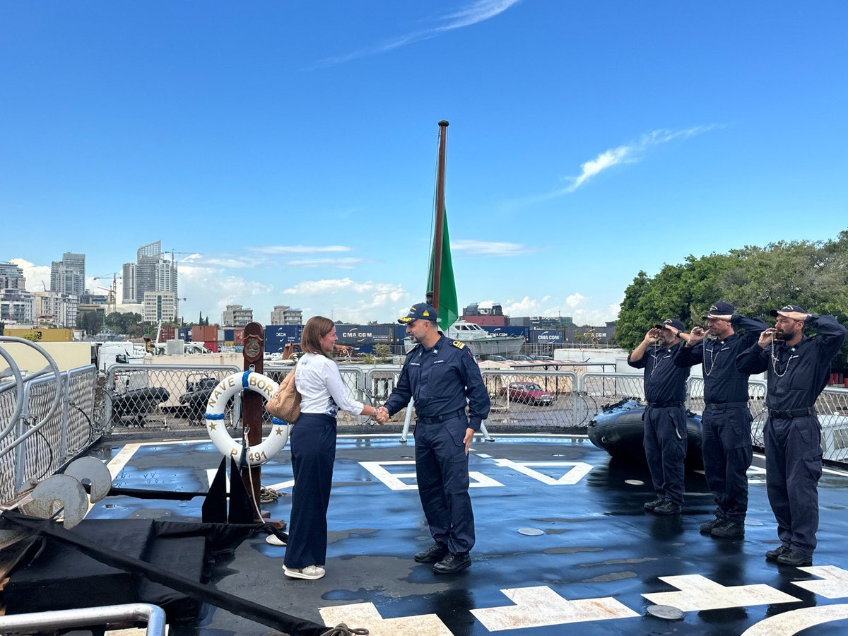 ItalianNavy's tweet photo. Nell’ambito della sosta a #Beirut, Nave #ComandanteBorsini, impegnata nell’Operazione #MediterraneoSicuro ha ricevuto a bordo S.E. Ambasciatore d’Italia in Libano Fabrizio Marcelli.

L’incontro ha costituito una preziosa occasione per mostrare la vicinanza delle Istituzioni e della Comunità Italiana in Libano all’Equipaggio dell’Unità della #MarinaMilitare. 

#IlGrandeEquipaggio