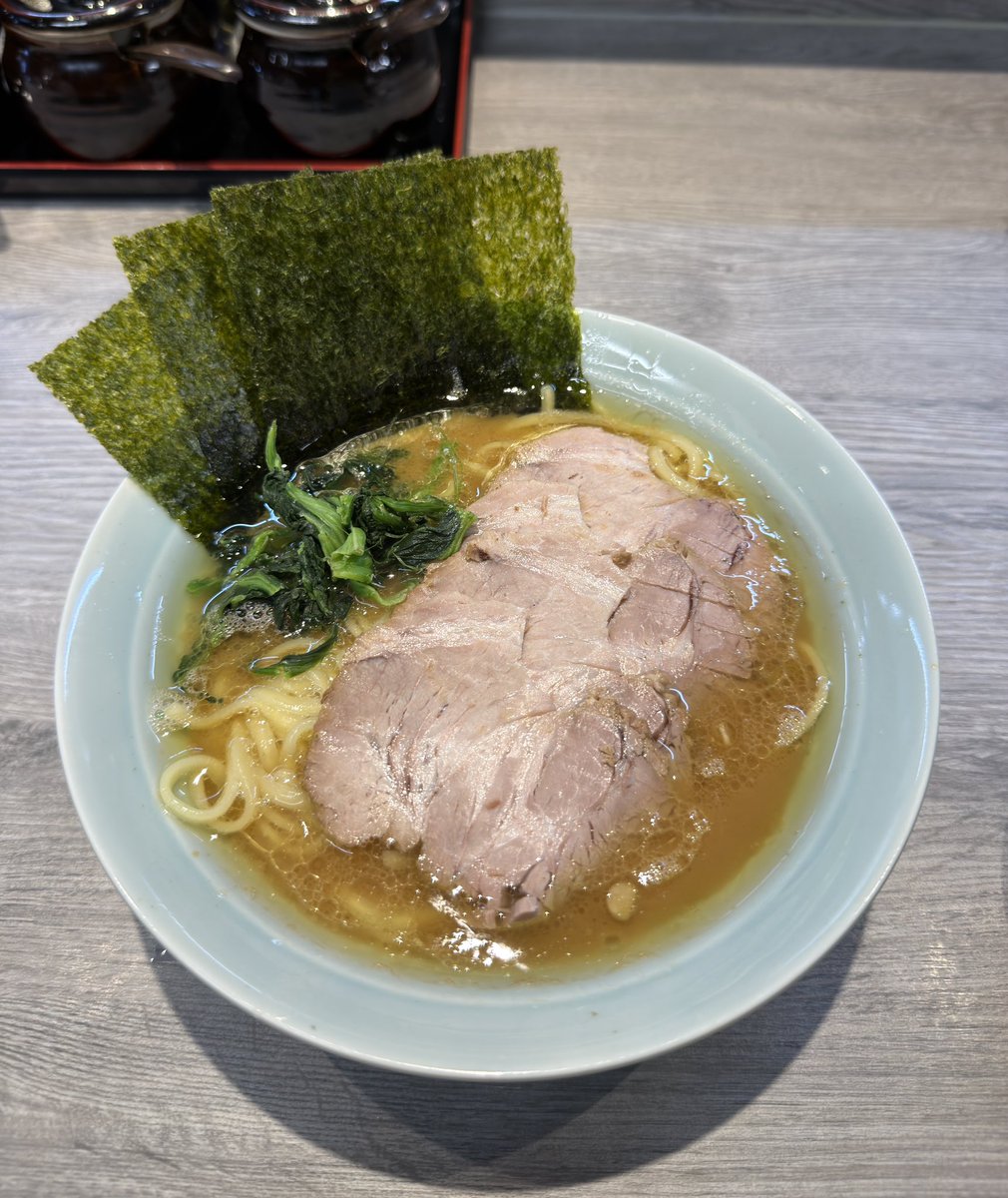 Atsushi_ramen's tweet photo. 林家
神奈川県横浜市神奈川区松本町

ラーメン並
チャーシュー(+3枚)

8月にオープンした話題の新店
また食べたくなり2回目の訪問

オープン当初より並びは少し落ち着いたものの、平日でも相変わらずの行列で人気の高さがうかがえました

寿々㐂家で店長を務めていた方が独立したお店

スープは出身店同様、豚骨の臭みを感じさせず、透明感すら感じるほどスッキリしているのに旨味は抜群

先週食べた寿々㐂家本店と比べると、ほんの少しだけ醤油が強めに感じられました

麺はもちろん酒井製麺

店内も綺麗で雰囲気が良く、居心地のいいお店

やっぱり何度でも食べたくなる美味しさでした