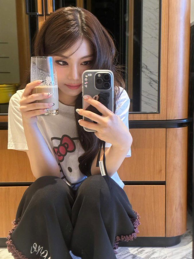 isasakes's tweet photo. Hai, teman-teman! Lagi apa? :3 https://t.co/nsFuUYeXdQ