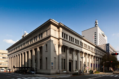 hamarepo's tweet photo. 海岸通りで16本の柱が並ぶ「横浜郵船ビル」🏛️

1936年築、市の認定歴史的建造物。外観を残してホテルに改装中で、2027年1月末に開業予定です🏨

中にあった日本郵船歴史博物館は2023年4月から休館中。名前を「日本郵船博物館」に変え、隣の新しいビルで2027年春以降に再開予定です📜

#はまれぽ https://t.co/kAwcGvxdiv