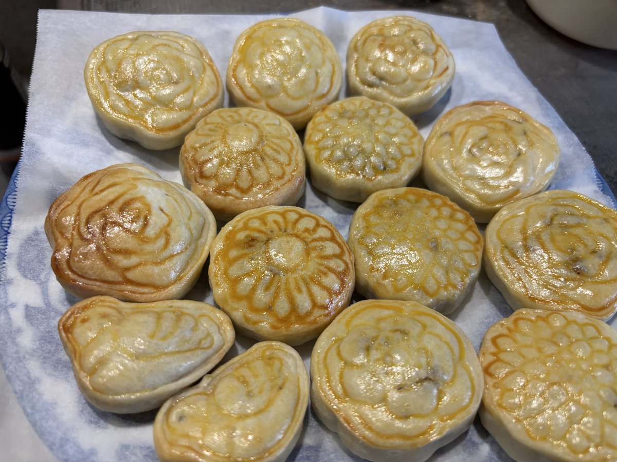 fl_88623's tweet photo. 実は月餅が好き（≧∇≦）
時々買っておやつにしてます🍪

アタシでも作れそうなレシピを見つけたので、材料揃えて作りました😊

セリアのクッキー型を使ったけど、なんかいい感じにできました💕

味はもちろん美味しい😋
また作ろう♪ https://t.co/VybiTWhM0H