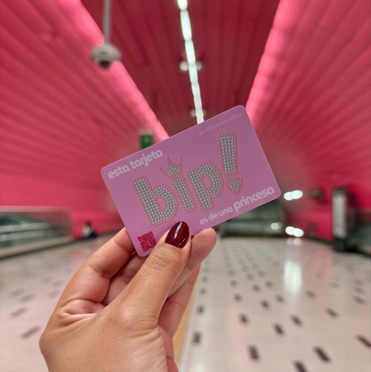 metrodesantiago's tweet photo. La pinky bip! de @princesa__alba ya está disponible 🩷💅🏽 

Encuéntrala en las siguientes estacioooonees 🎶

• Pedrero
• Las Mercedes
• Santa Rosa
• San Miguel
• Los Domínicos
• Pedro de Valdivia
• Quinta Normal
• Universidad de Santiago
• Plaza de Maipú
• Vespucio Norte https://t.co/ZWt2L7tjgh