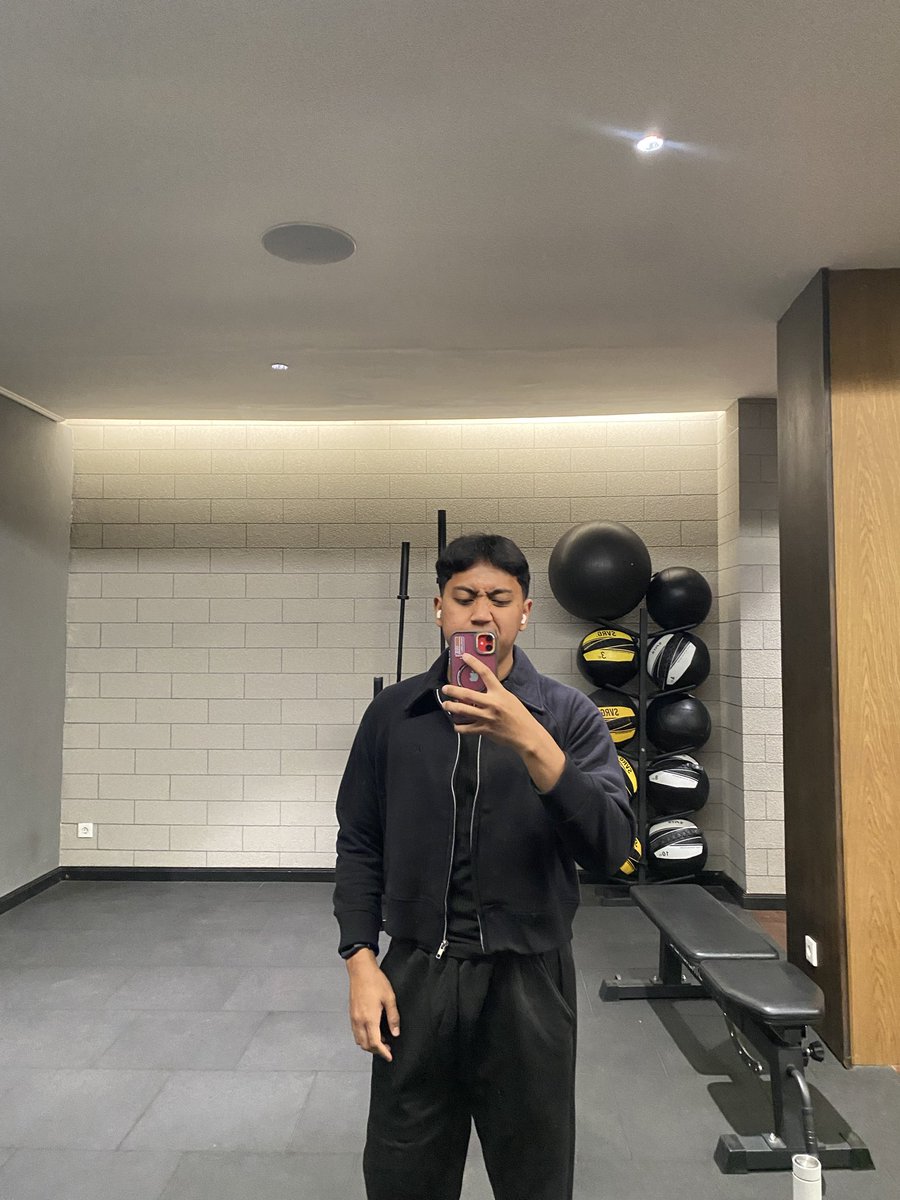 jose_madhani's tweet photo. gym night https://t.co/s0kuBFEWnS