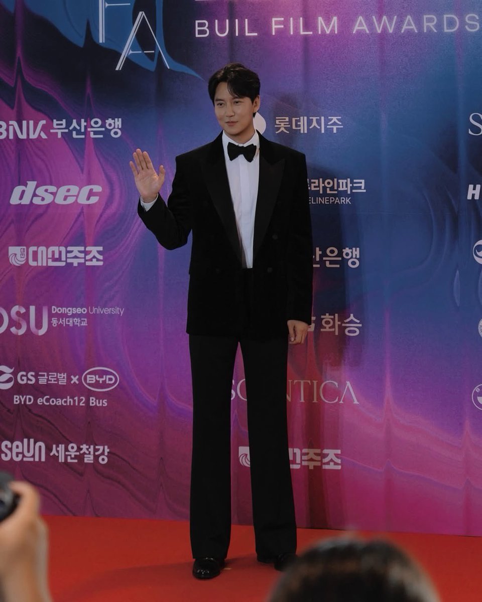 wkco0f's tweet photo. 정장 남기리가 쏟아져 내린다아아 https://t.co/oqCFk44bec