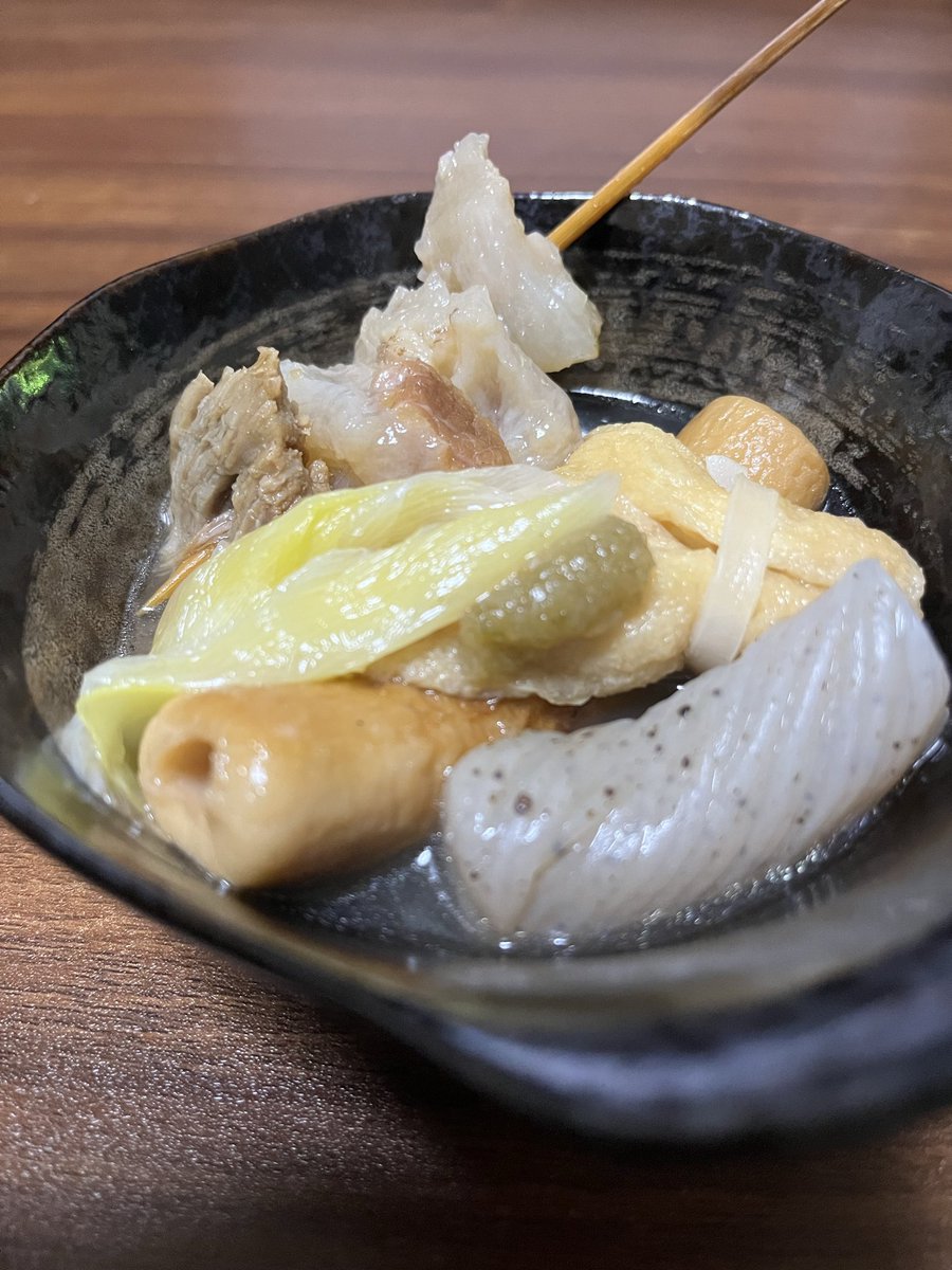 tuginalu's tweet photo. #晩ごはん
#飯テロ

日が落ちると寒くなりましたねー
昨日から仕込んでたおでんです。

染みた練り物や大根はホントに美味しい✨

具材を継ぎ足して食べるのが好きなので明日も投下しようと思います。

お品書き

１日目のおでん 

やっぱり皆さまはカラシ❓
私は柚子胡椒の鼻に抜けるのが好きです。 https://t.co/sd5IVzTw0X