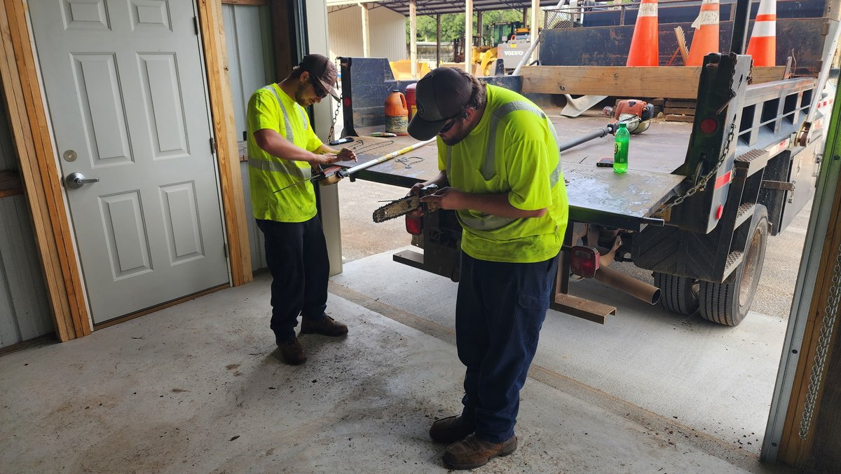 MyFDOT_NWFL's tweet photo. All hands on deck as FDOT crews in NW Florida prepare cut and toss equipment for deployment to #Isaias affected areas across the region.
#ReadytoServe
#One https://t.co/1VS5I1okzI