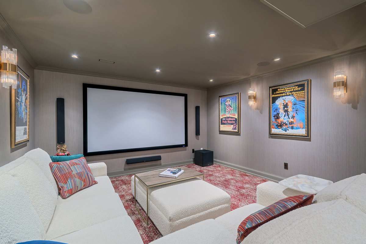 360virtual's tweet photo. Very private corner residence set against the Ballantrae fairway with bright showhome rooms and finishes including a home theatre and a car-lift in the heated garage.

$2,300,000 | MLS N13873640

#BallantraeGolfClub #StouffvilleHomes #YorkRegionRealEstate #RealEstatePhotography https://t.co/VDyUYAJFGQ