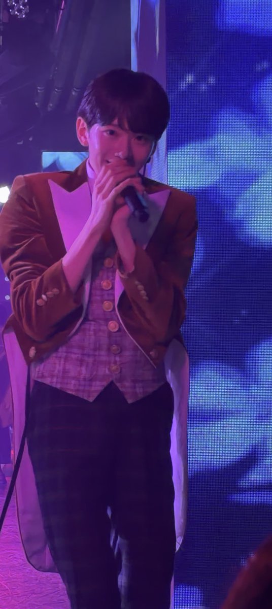 A young male performer in a brown blazer and plaid vest sings emotionally into a microphone under purple and blue stage lights. The hashtags #本田高優, #たかたかまさまさ, and #cloudten identify him as Honda Taka, likely performing with the band.

🚨 **Why the "outrageous final blow" caption matters:** <br>
This likely refers to an emotional high point in the song — a big note, climactic moment, or powerful stage expression (possibly even tears), which is common in Japanese live music culture where fans call striking emotional moments "blows" or "punches." Fan-captured moments like this typically circulate on X (formerly Twitter) with exactly this kind of emotional reaction.

⚠️ **Caveat:** I am reasonably confident the hashtags identify the performer, but I'm interpreting the emotional moment from the framing/caption rather than knowing the specific song.