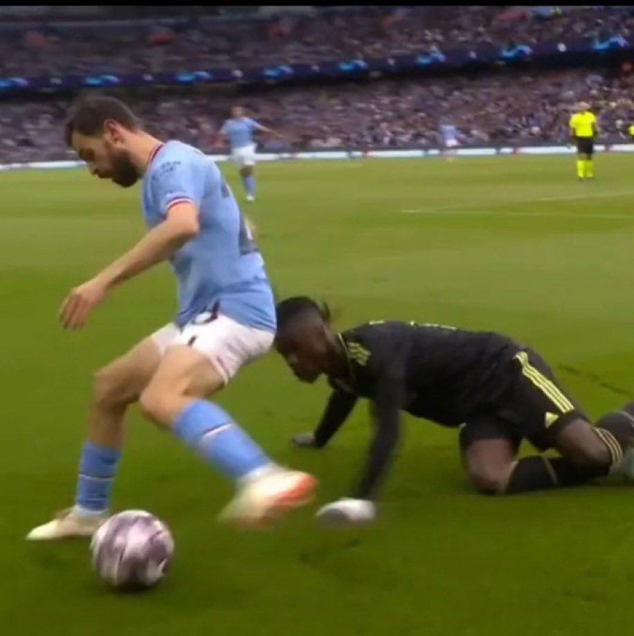 Origins_7's tweet photo. Throwback to when Bernardo Silva had no mercy on Tchouaméni😭 https://t.co/Ylr76Oucs9