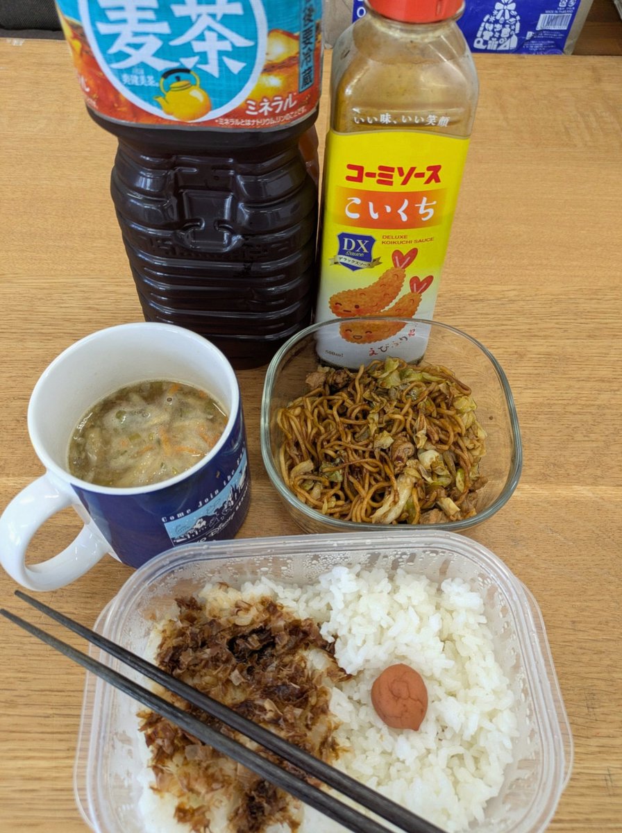 guille1905a's tweet photo. 新刊通販やってます！(こちらはサインなしで早めに届くやつです！)
アニメイトさんはもう予定数終了してますが、コミコミさんとフロマさんはまだまだあります！ https://t.co/Bxw2gfcDYd