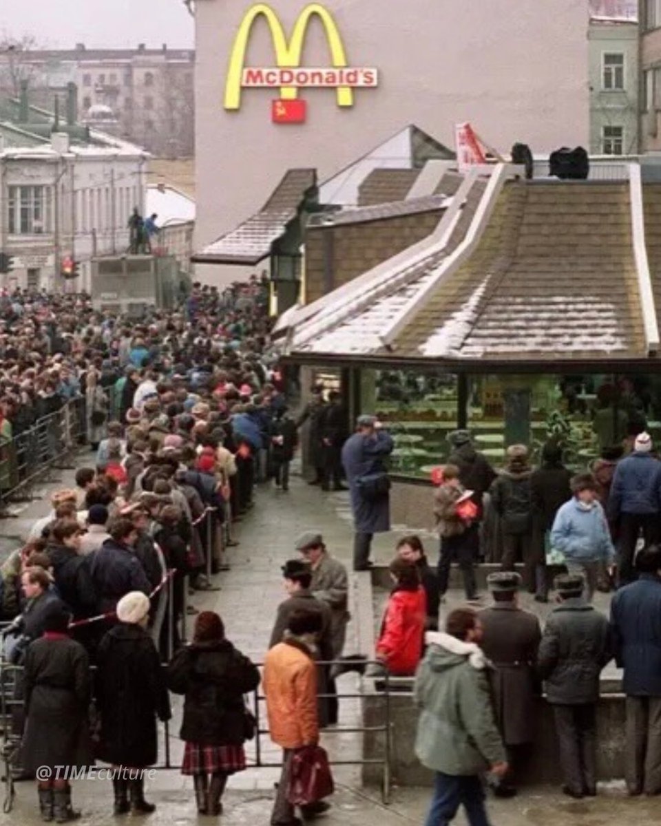 timeculture's tweet photo. Pra mim a imagem mais louca do fim da URSS é essa: 30 mil pessoas na fila do McDonald's de Moscou em 1990. pagar 2h30 de trabalho num Big Mac e ainda achar que valeu https://t.co/zoMHOXud96