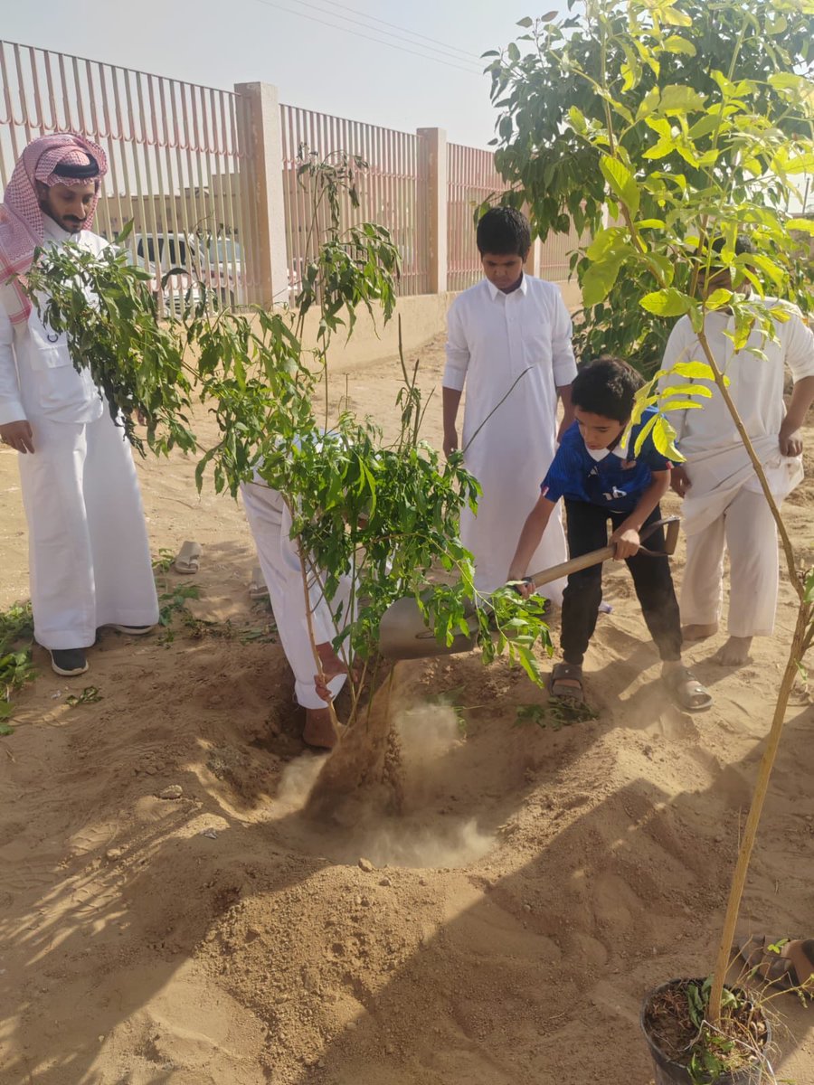 najranenv's tweet photo. حين تتحول المدرسة إلى مساحةٍ لصناعة الأثر 
كان لنا في جمعية نجران الخضراء حضورٌ بيئي بالتعاون مع مدرسة الحصينية الابتدائية للبنين، في مبادرة تجمع بين التوعية والممارسة، وتزرع في نفوس أبنائنا مسؤولية العناية بالبيئة
نصون البيئة و الاستدامة بثقة  
#بيئتنا_مسؤوليتنا 
#نجران #مبادرات_بيئية #نجران_الخضراء
#السعودية_الخضراء
#البيئة_السعودية
#بيئَتنا_كنز 
 #صندوق_نماء_الوقفي
#جيل_يغرس...لوطن يزدهر
  #نجران_الآن