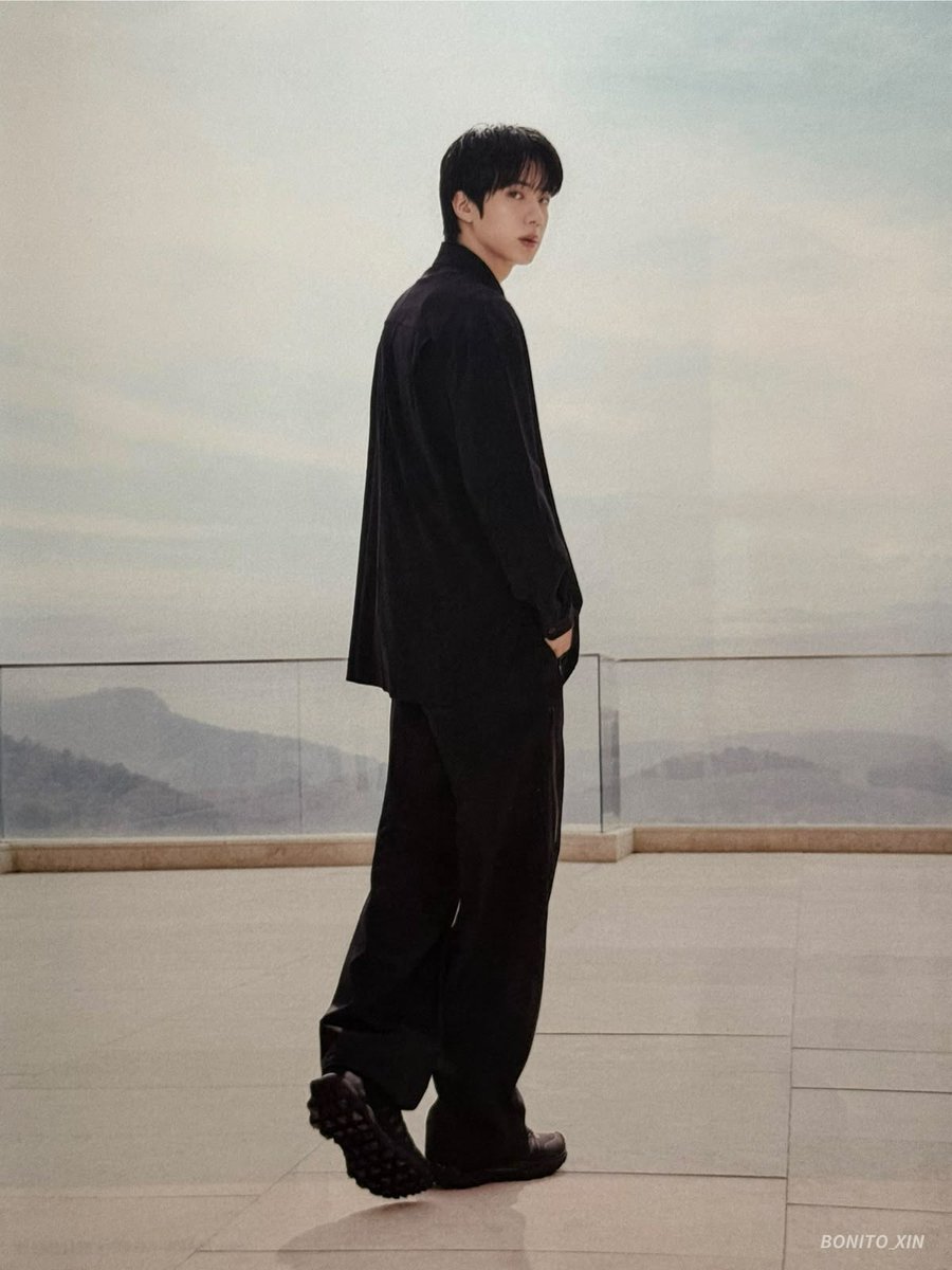 TheePopCore's tweet photo. JIN looks so fine with a lethal face economy in new photos for Esquire X Alo. https://t.co/fOQ0W3Q7kU