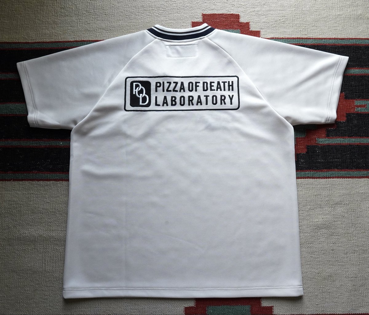 COUNTRYYARDyuki's tweet photo. そろそろ晴れた日が戻ってきたので下北沢のPizza Of Death Homeにてジャージの実演販売的な事を10/11にしようかなと思ってます。
勿論買わなくても良いのでワッツアップしに来てください。
買った人には愛想良く買わない人には社交辞令な笑顔で迎えたいと思います😌

合わせてこのロゴのTシャツもぜし https://t.co/I0b9psWHwX