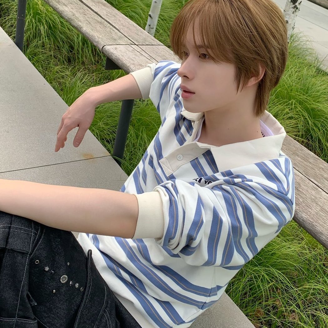 NUpOOOq's tweet photo. 게헤 닏경 … 

과대 갱이 과제 걷어가는데
어떤애 과제 첫장에 제목대신
정홙선배랑 사귀고싶다.. < 이렇게만 써져잇는거
그거 본 갱이 그 장 대신 뜯어줌
비밀 지켜줄라고..

근데 버리는 걸 깜빡해서 어쩌다 들켯으면 좋겟다

그렇게 >>이경믽이 정홙선배 좋아한대<< 로 소문나는 것부터 시작하자 https://t.co/XJ1y03b0D0