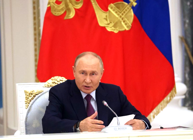 RT by @mikenov: PUTIN’S NUCLEAR THREATS ARE LOSING THEIR POWER 🇷🇺🇺🇦🇬🇧🇺🇸🇨🇳🇮🇳🇮🇷🇮🇱🇵🇰🇫🇷🇯🇵🇰🇷 Russia 🇷🇺 has again told NATO it is prepared to use its full arsenal, including nuclear weapons, to defend what it considers its territory. Vladimir Putin repeated that warning over Kaliningrad on October 1. According to Financial Times columnist Gideon Rachman, the striking part is how little impact those threats now seem to have. Early in the war, nuclear escalation fears shaped Western decision-making. The U.S. 🇺🇸 and its allies were more cautious about what weapons they supplied to Ukraine 🇺🇦, while China 🇨🇳 and India 🇮🇳 reportedly warned Moscow against nuclear use. W