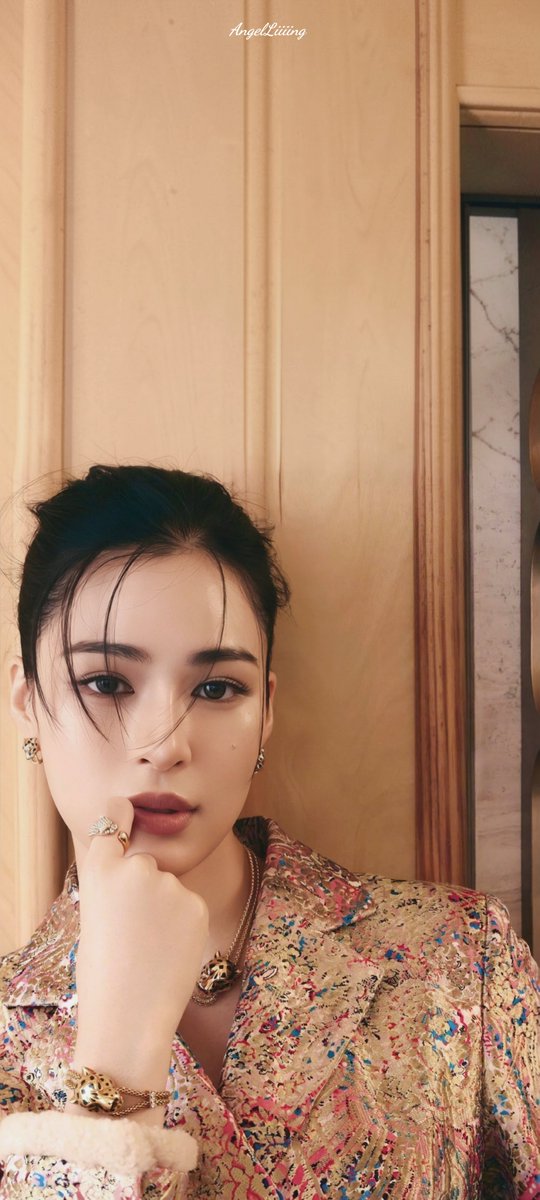 AnGelLiiiing's tweet photo. Phone wallpaper 🤍

#LinglingKwong #DiorSummer27
#PFW #Dior
#Cartier
@Dior @linglingsirilak https://t.co/pUny3t8sXG