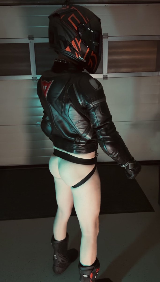 FFbuddy07's tweet photo. Die Schutzkleidung sitzt. Der Jockstrap auch. Der Rest bleibt nackt, bis jemand nachfasst.
#BikerBoy #Leather #Jock #Fetish #MotorcycleGear #Horny https://t.co/De5MIzOVcW
