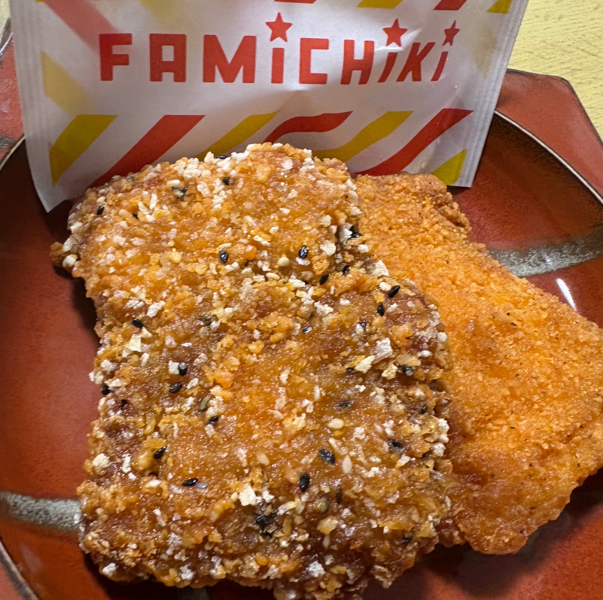 mouse_niku's tweet photo. 晩御飯にファミチキ買って来た！！
山椒のやーつ！！うまそぉ
普通のファミチキも買ったよ🥩
吉乃さんも食べた？ https://t.co/qzIAmtda9D
