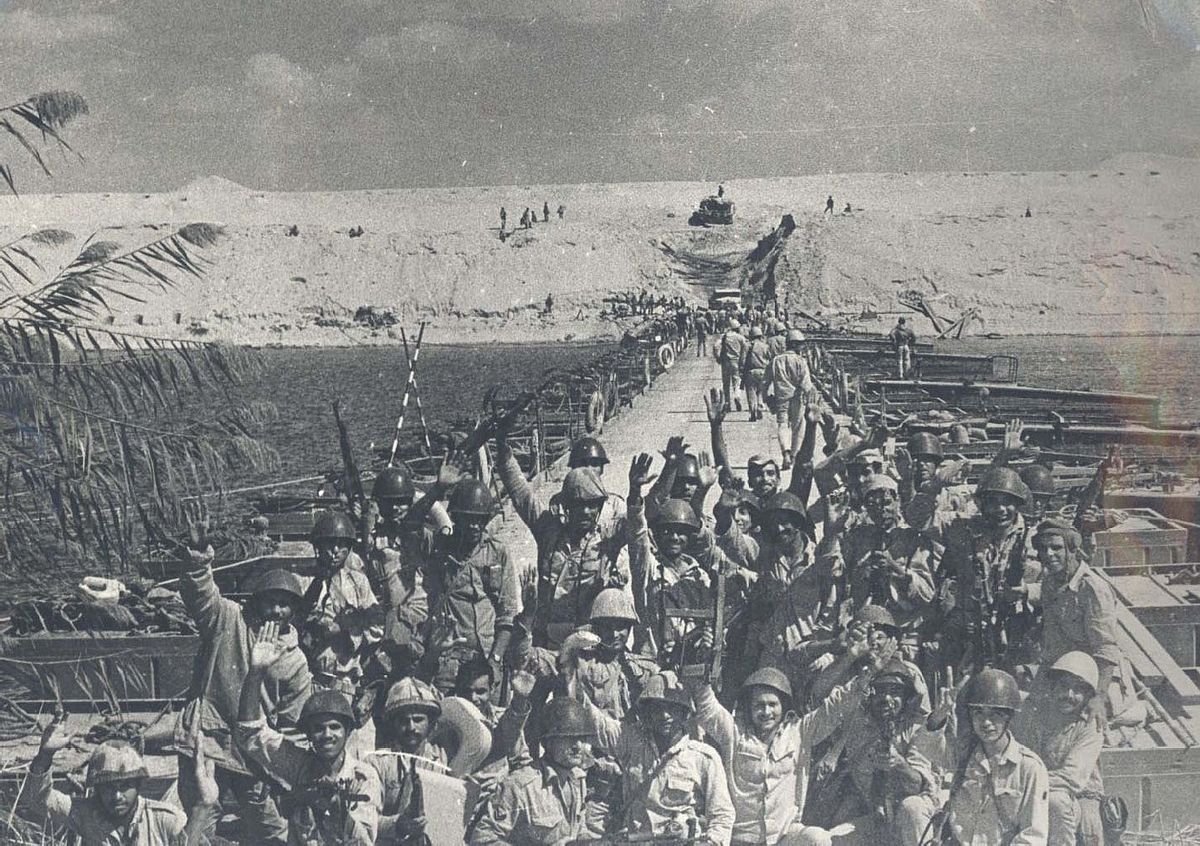 MEI1122011's tweet photo. جنود مصريون من الفرقة 19 مشاة امام معبر فرقتهم , 8 اكتوبر 1973 https://t.co/dgnRGNaaMo