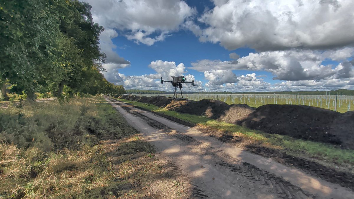 EXPLOSIVE_SC's tweet photo. 💣 Kolejny niewybuch nie umknął uwadze naszego drona 👀

💣 Our drone didn't miss yet another UXO 👀

#UXO #ferromagnetyki #nadzórsaperski

@sensysmag @SPHEngineering @DJIGlobal https://t.co/tBQQoD1GLX