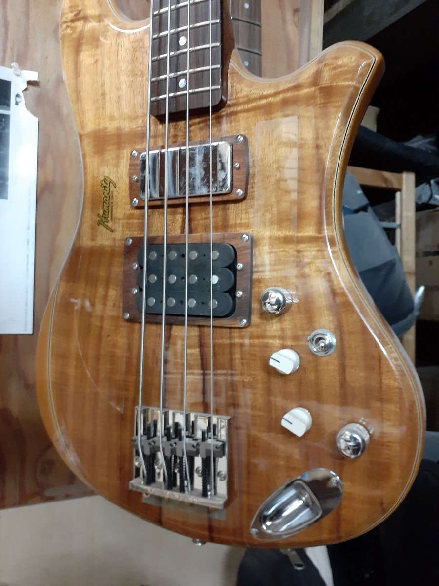 SfactoryT's tweet photo. 此方もやっと組み込みに入れた「151A-Humanity　Type1.5　30thAnniversary　ハワイアンコアTOP＆ネック」10年以上前に仕入れたハワイアンコア材。ネック材が取れるサイズはもう何処にも無かった😅有っても高額。Fスケール2本、Gスケール1本とベース1本。ネックはシミや節あり。興味あります？？ https://t.co/gUxzu0Zj52