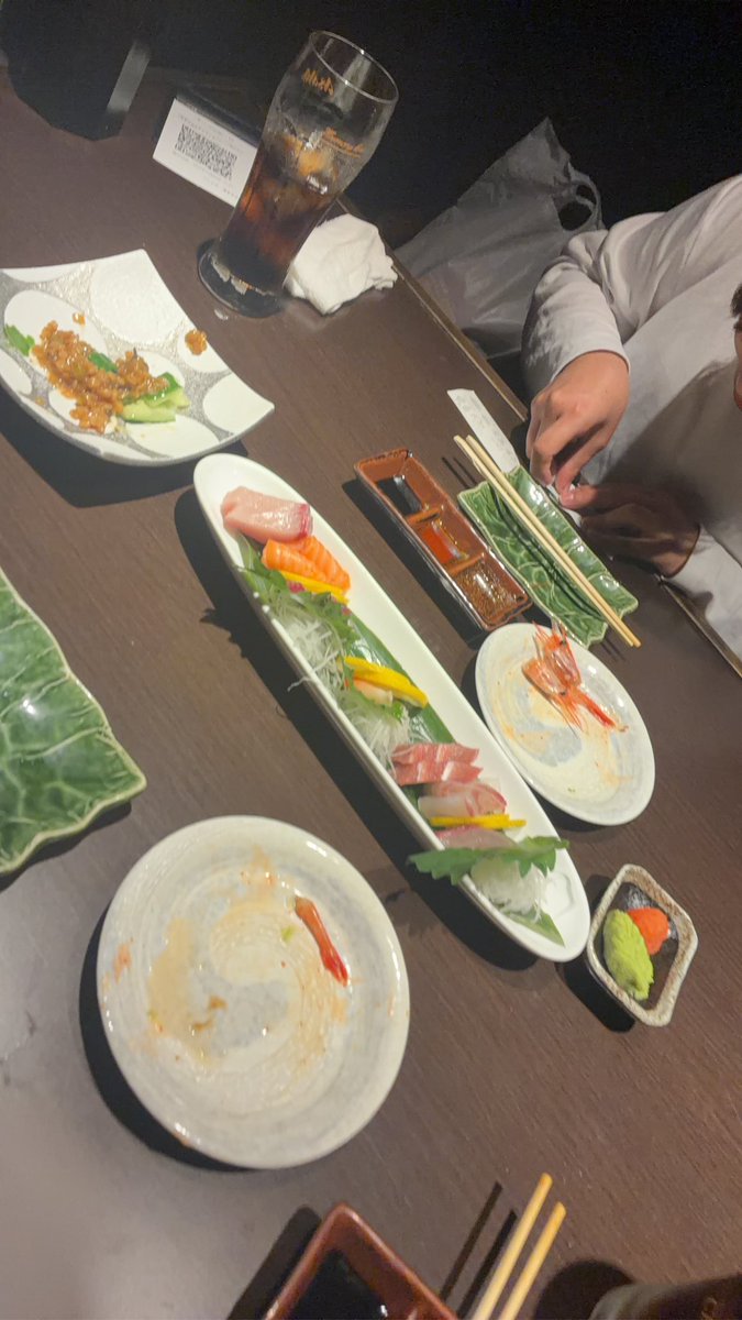 kanure_reality's tweet photo. 食べかけですまそw
妹とご飯食べに来ちゃ https://t.co/cnshUhGdDJ