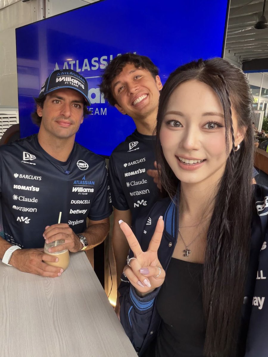 WilliamsRacing's tweet photo. A Singapore selfie with a difference 🇸🇬📸 https://t.co/vvGIsjvPSg