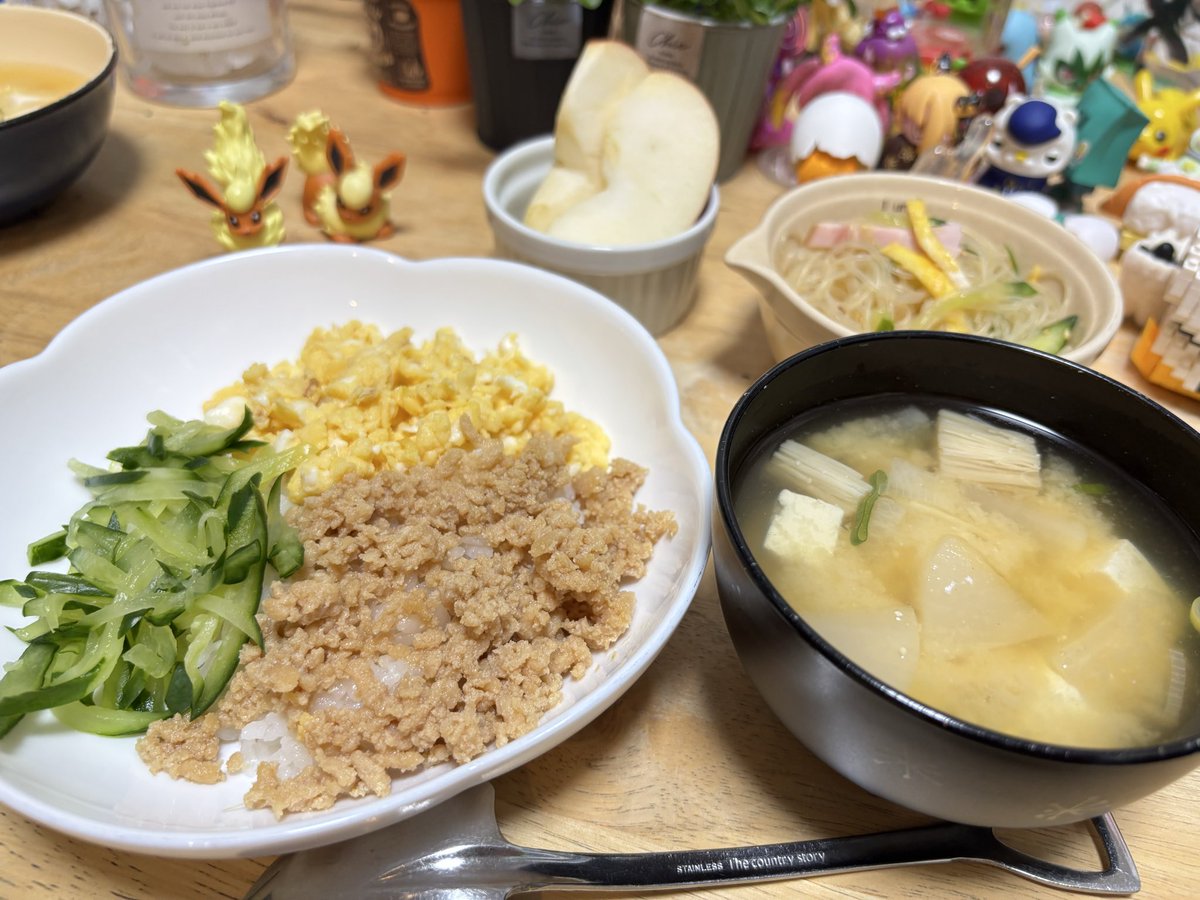 _alice_carroll's tweet photo. 今日の夜ごはんは、三色丼、味噌汁、中華春雨サラダ、りんご( ˙꒳​˙  )🌱 https://t.co/eMHElsda4p