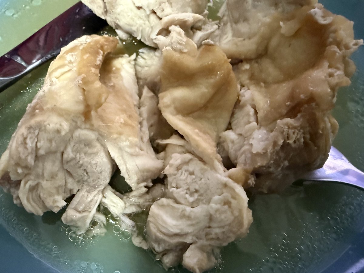 CK_831's tweet photo. 某ゆずぽんで鶏肉の煮込み作った！
ゆずの香り増しましかつうんまい！
初めて買ったゆずぽんだったので今回は普通に！
これから魔改造してこ！
#くいだおれん https://t.co/SiJ9PRSkb7
