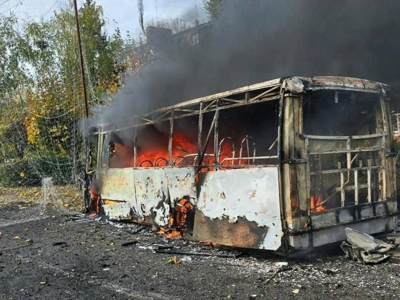 PozVent's tweet photo. Росіяни вбили сьогодні 12 цивільних в Краматорську. Покажіть це фото тим, хто хоче домовитись про мир на "важких умовах" https://t.co/GJOmrK6UCf